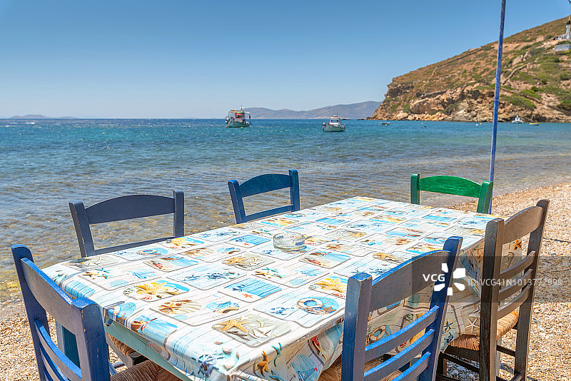 海滩边的餐桌图片素材