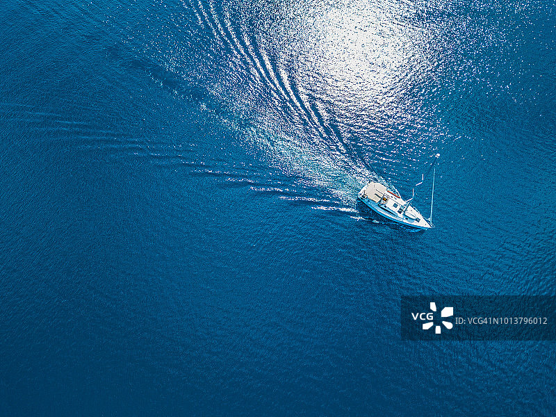 邮轮上的帆船，无人机视角图片素材