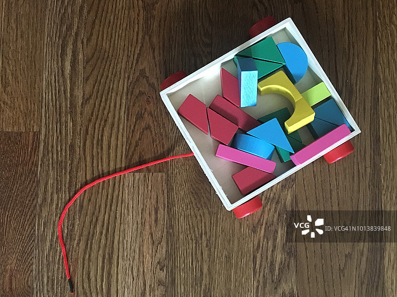 玩具车厢中彩色造型的木制积木图片素材