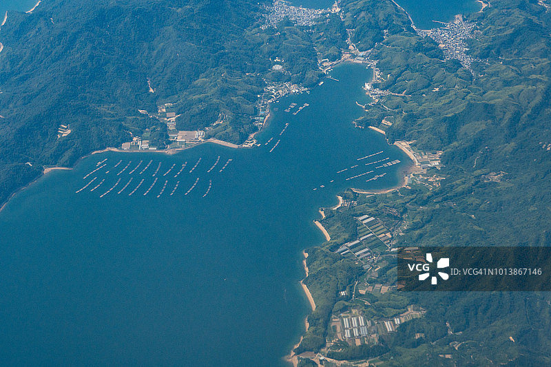 从飞机上俯瞰日本广岛县濑户内海和仓桥岛的日间景色图片素材