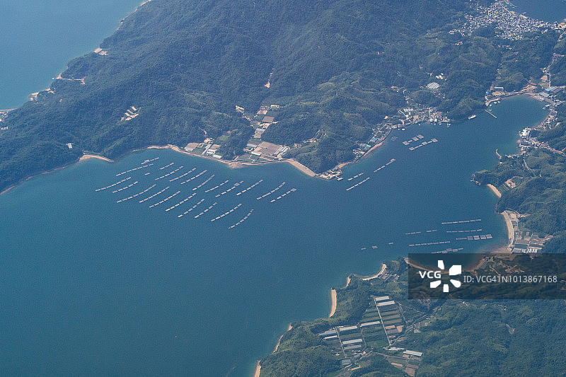 从飞机上俯瞰日本广岛县濑户内海和仓桥岛的日间景色图片素材