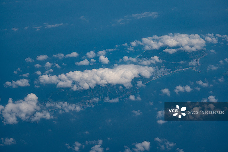 从飞机上俯瞰日本东京的太平洋和新岛图片素材