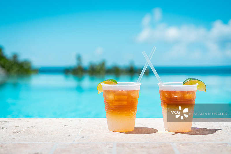 热带度假村的池畔饮品图片素材