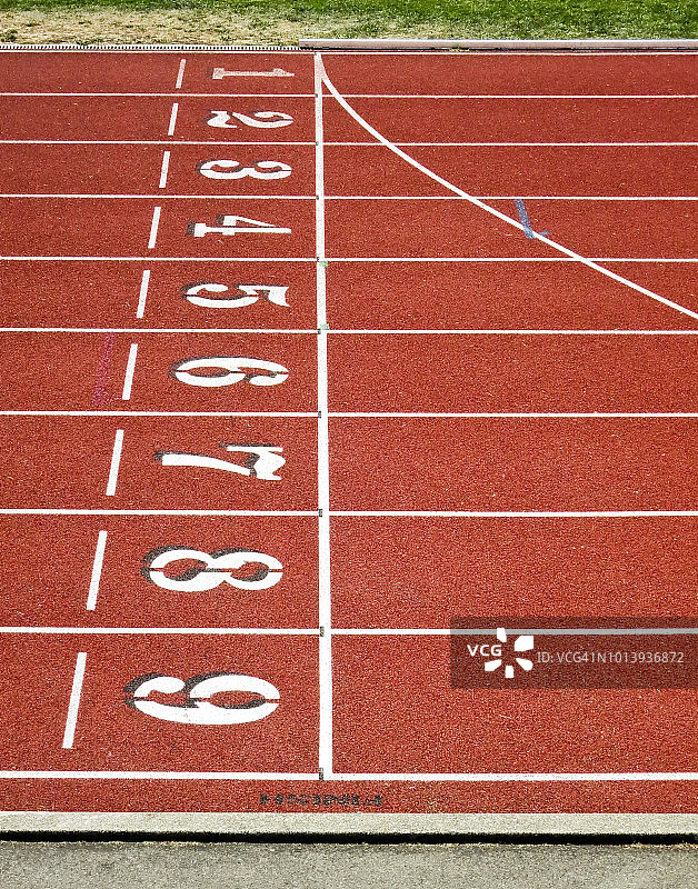 红色沥青跑道起跑线/终点线的平行视角图片素材