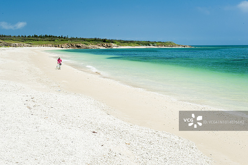 中国台湾澎湖美丽蓝色海洋、沙滩和蓝天白云图片素材