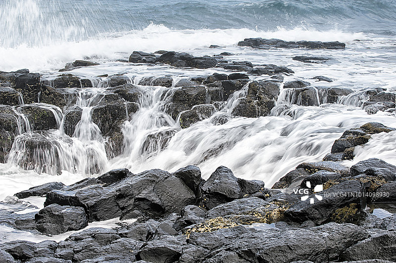 海浪拍打岩石图片素材