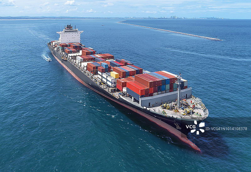 泰国仓库港口附近海面上行驶的货船航拍图片素材