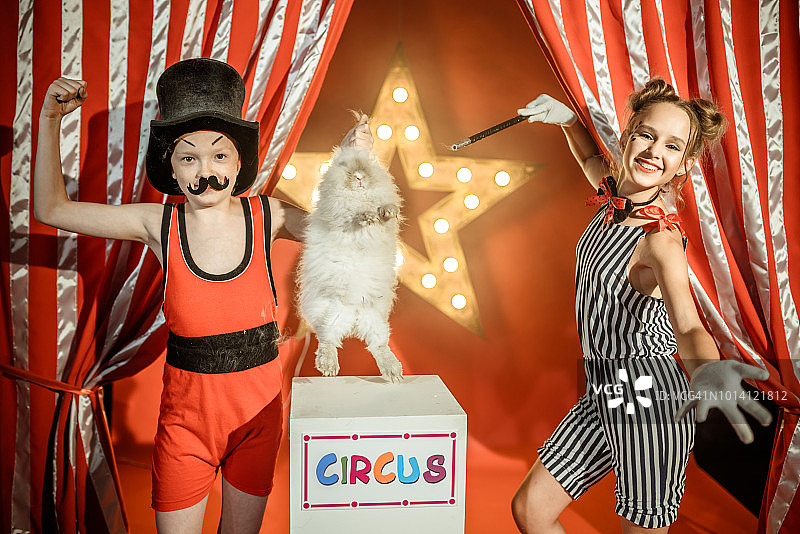 有趣的儿童从帽子里变出兔子图片素材