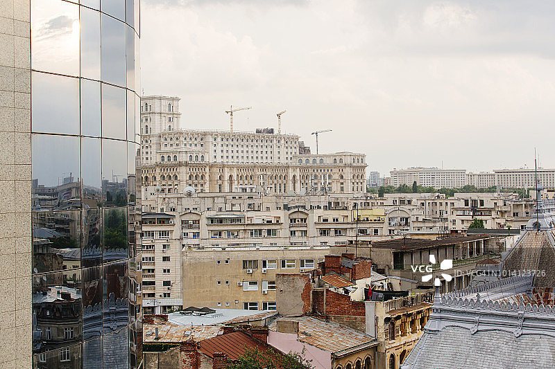 布加勒斯特天际线：新办公楼与议会宫图片素材