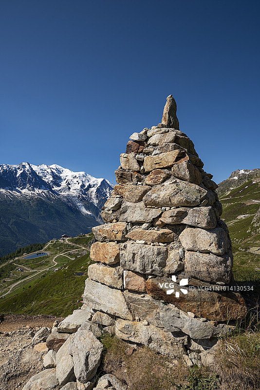 红针山国家自然保护区的石堆，可欣赏勃朗峰、大若拉斯峰和巨人齿峰的景色，上萨瓦省，霞慕尼，法国图片素材