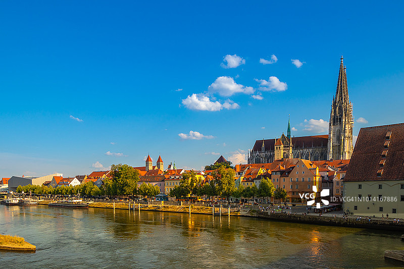 德国雷根斯堡大教堂与多瑙河全景图片素材
