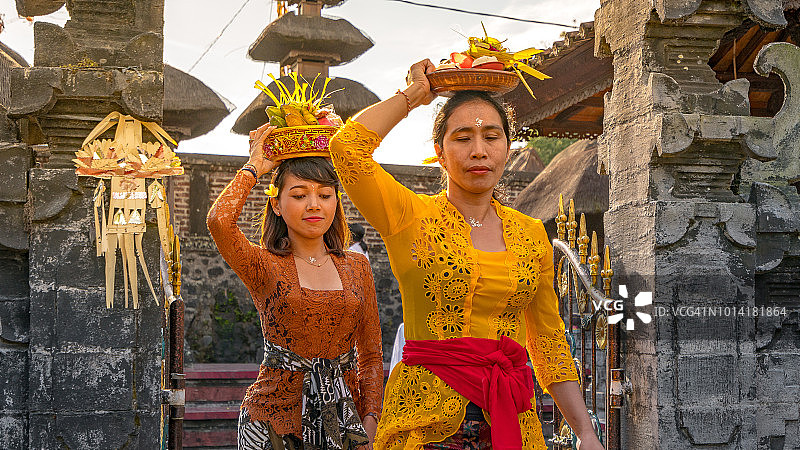 两位巴厘岛村民从寺庙离开图片素材