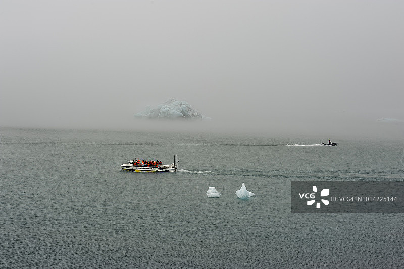 两栖车辆与游客参观冰岛东部杰古沙龙冰河湖图片素材