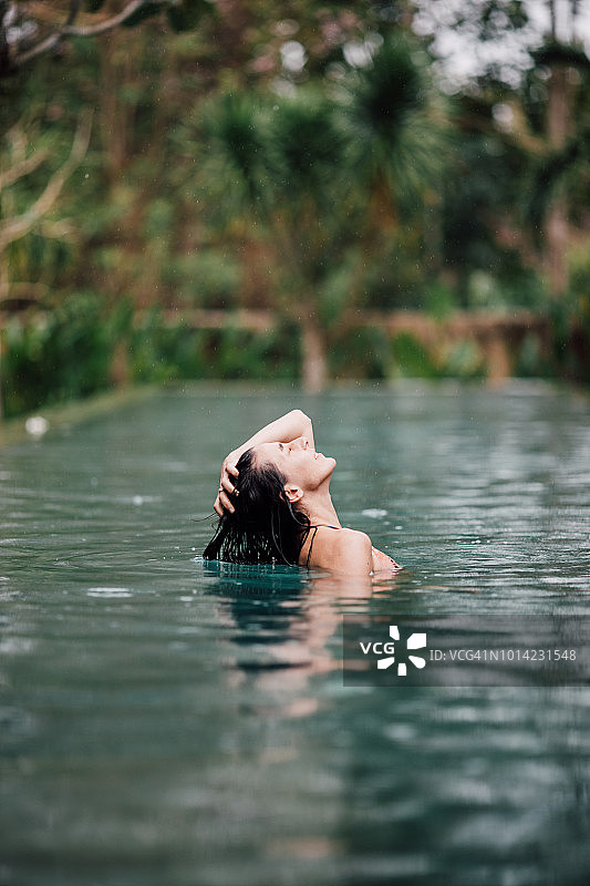 在假期中放松的美丽女人图片素材