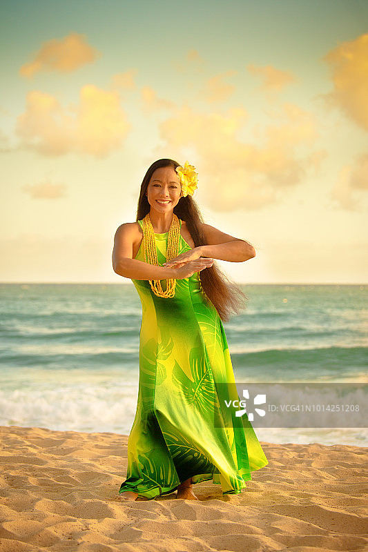 考艾岛海滩上的夏威夷草裙舞图片素材