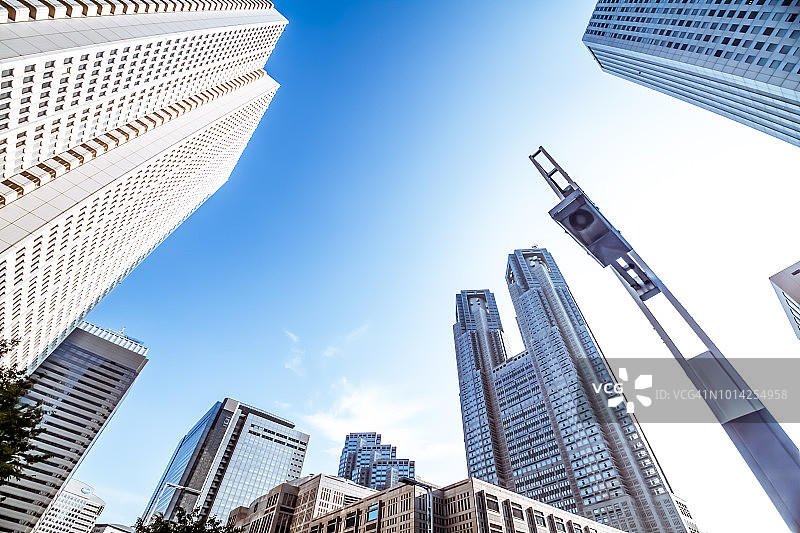 仰视角度拍摄的东京新宿摩天大楼图片素材