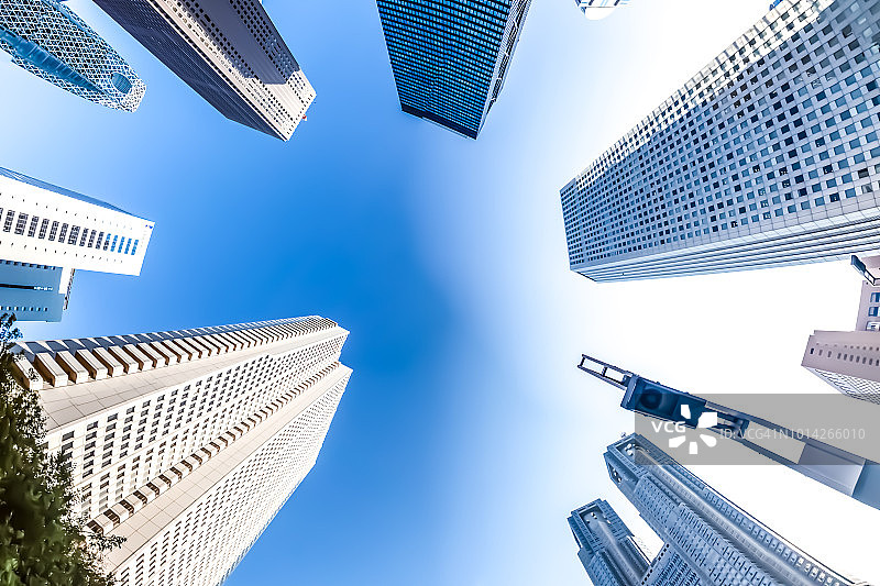 仰视角度拍摄的东京新宿摩天大楼图片素材