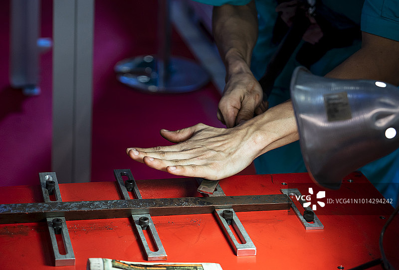 钳工在金属车间锉削钢材图片素材