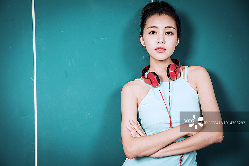 身穿运动服的女子肖像图片素材