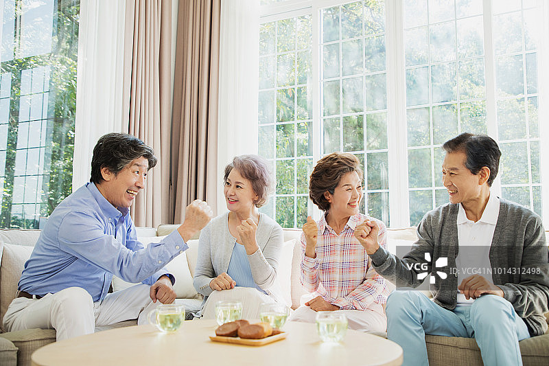 一起欢呼雀跃的老年夫妇图片素材