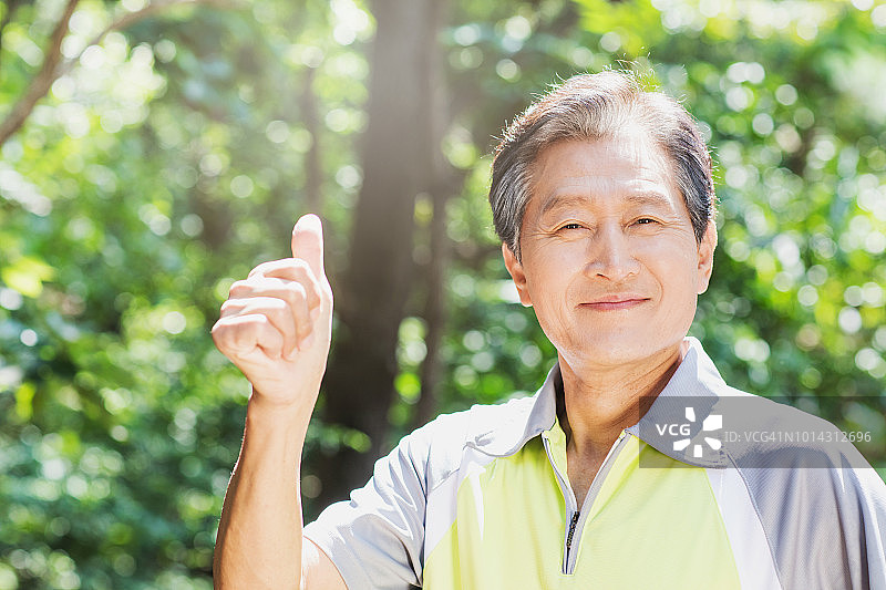老人在山中锻炼图片素材