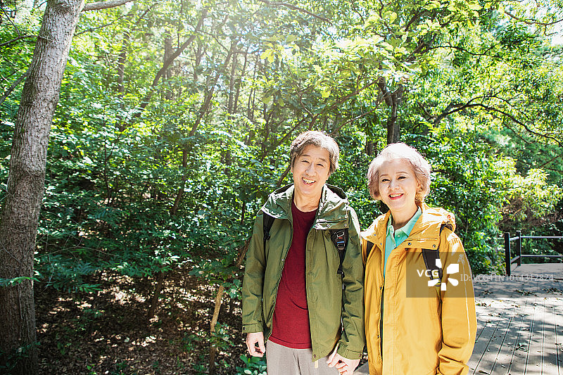 老年夫妇登山图片素材