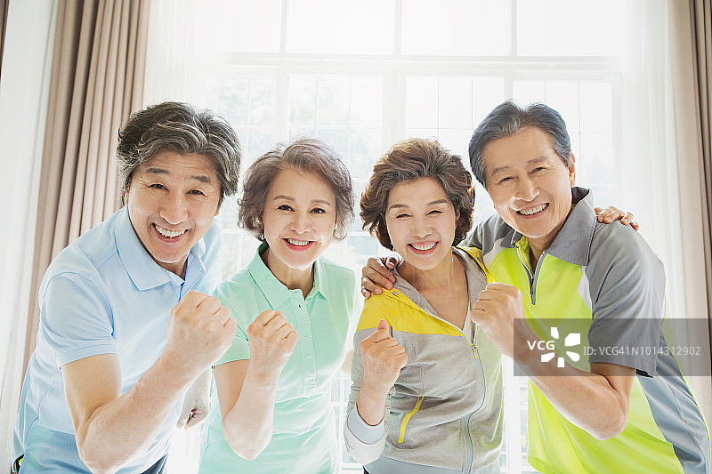 一起工作的年长朋友图片素材