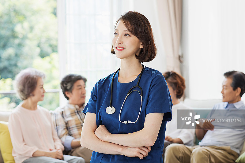 老年人和女医生图片素材