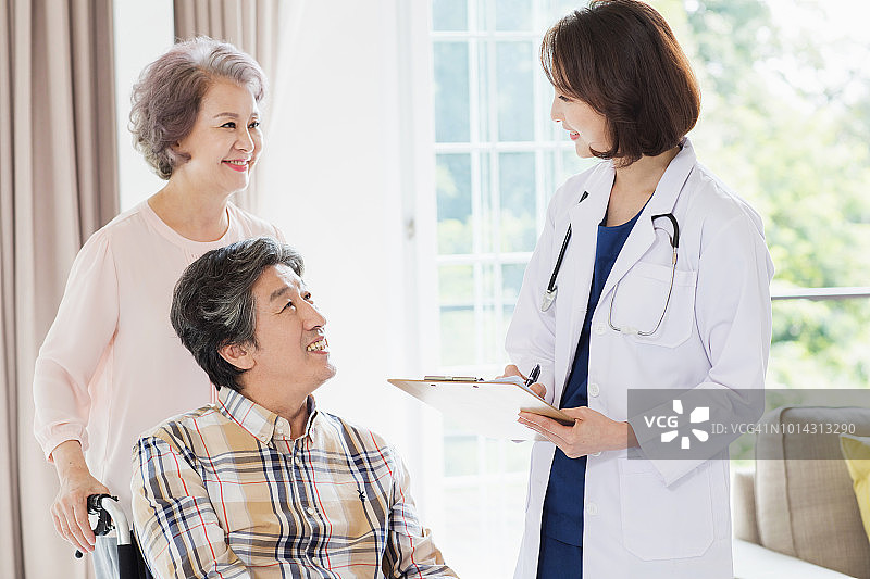医生检查坐在轮椅上的老人图片素材