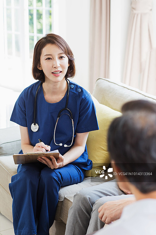 医生向老年人讲解图片素材