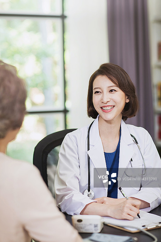 医生在诊所治疗病人图片素材