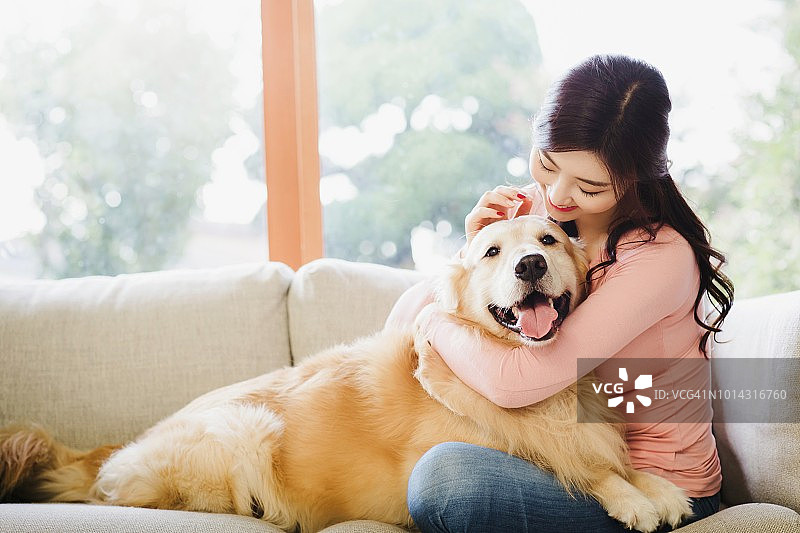 抱着小狗的女人图片素材