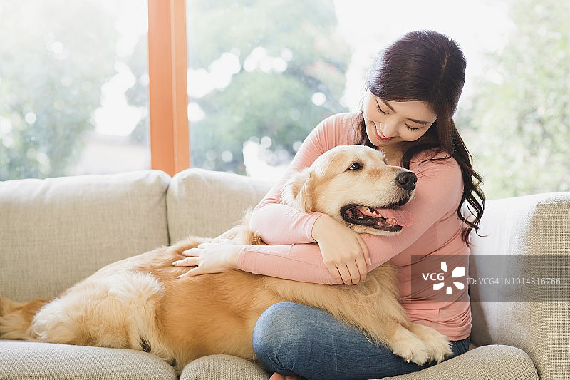 抱着小狗的女人图片素材
