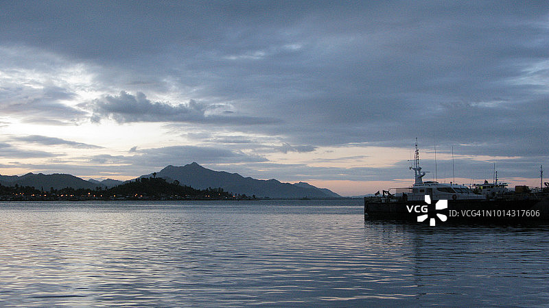 日落后菲律宾塔克洛班港口天际线，圣胡安尼科海峡景色图片素材