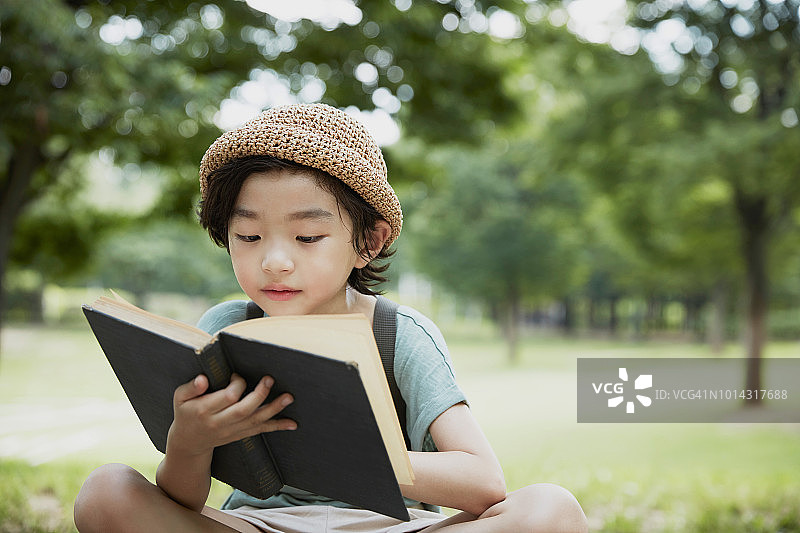 孩子在看书图片素材