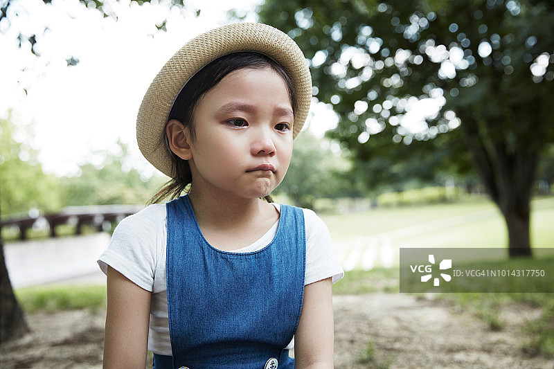 哭泣的女孩图片素材