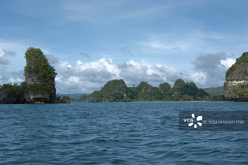 菲律宾莱特湾圣佩德罗湾的马拉布特群岛岩石石灰岩图片素材