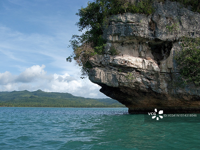 菲律宾莱特湾的热带岛屿岩层图片素材