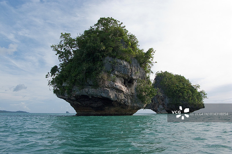 热带幻想：菲律宾莱特湾海面上的岩石岛屿图片素材