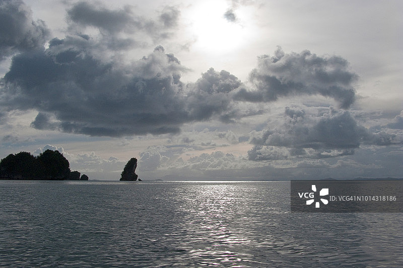 菲律宾马纳武太平洋上空的锂色热带天空图片素材