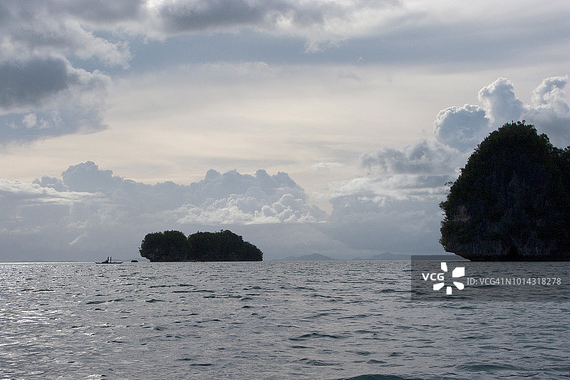 菲律宾马拉布特太平洋莱特湾日落后的热带海景图片素材