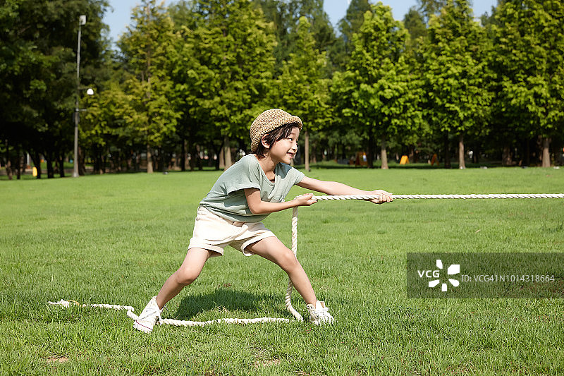 孩子们在自然中玩耍图片素材