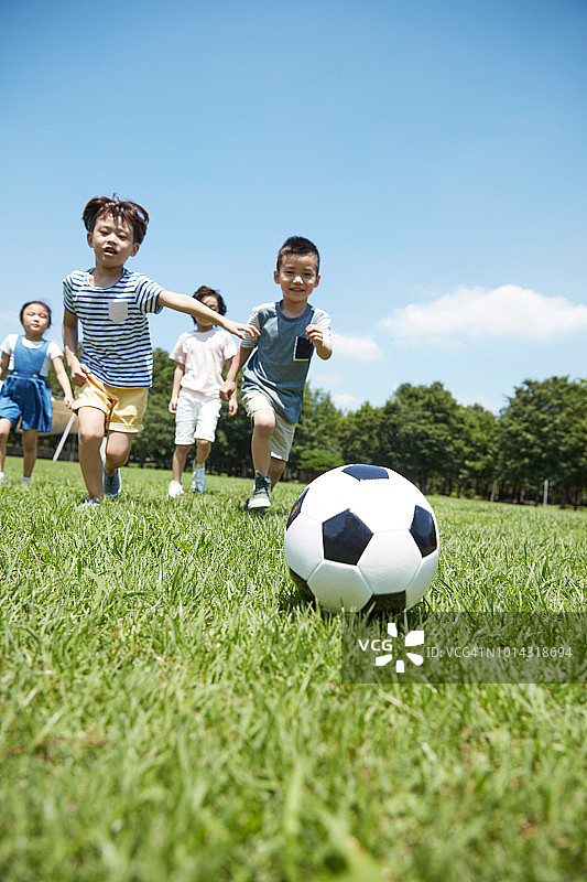 孩子们在自然中玩耍图片素材