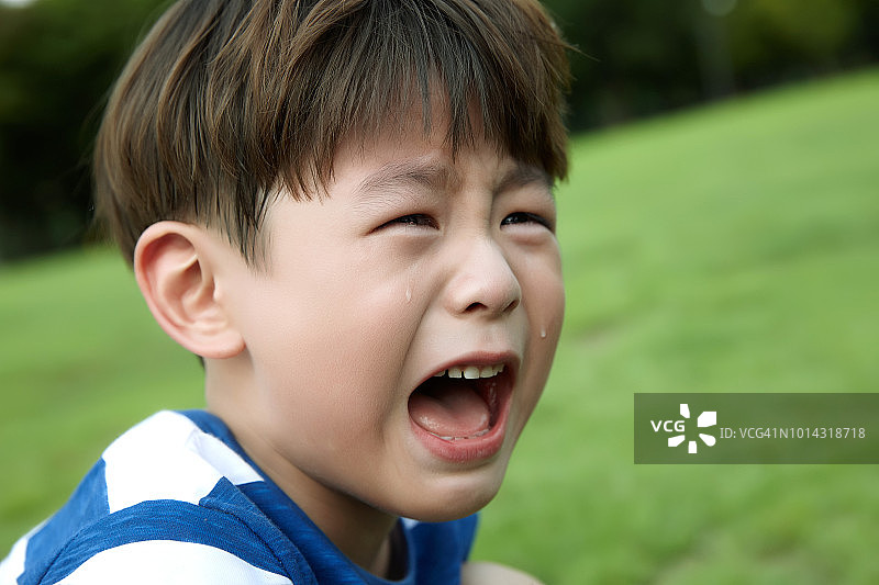 哭泣的孩子图片素材