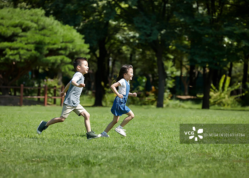 孩子们在自然中玩耍图片素材