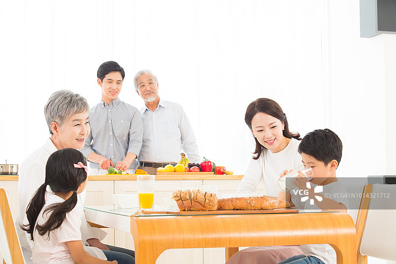 男孩喝牛奶，幸福的大家庭图片素材