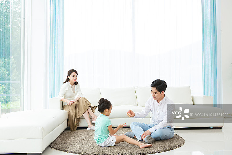 父母与孩子客厅温馨时光图片素材