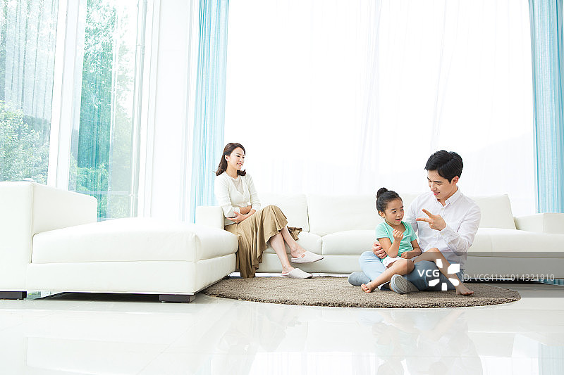父母与孩子客厅温馨时光图片素材