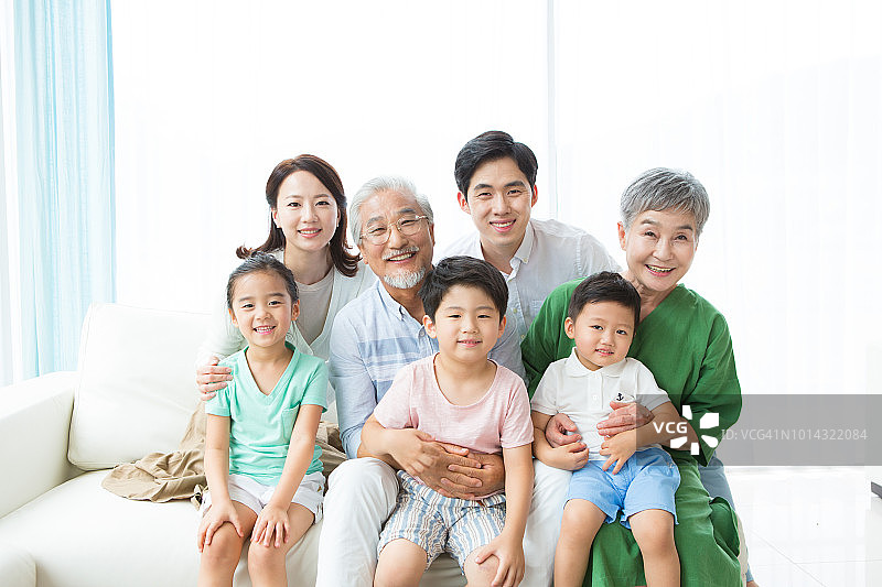 微笑家庭坐在沙发上图片素材