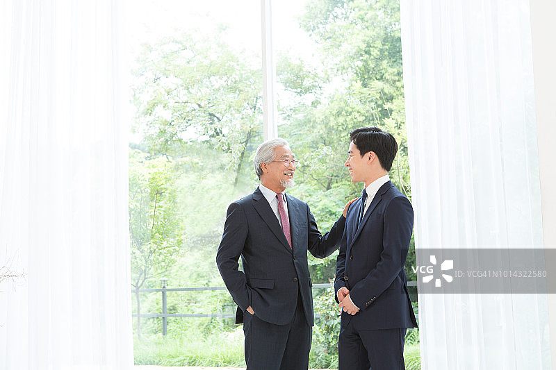 老板和职员在办公室图片素材